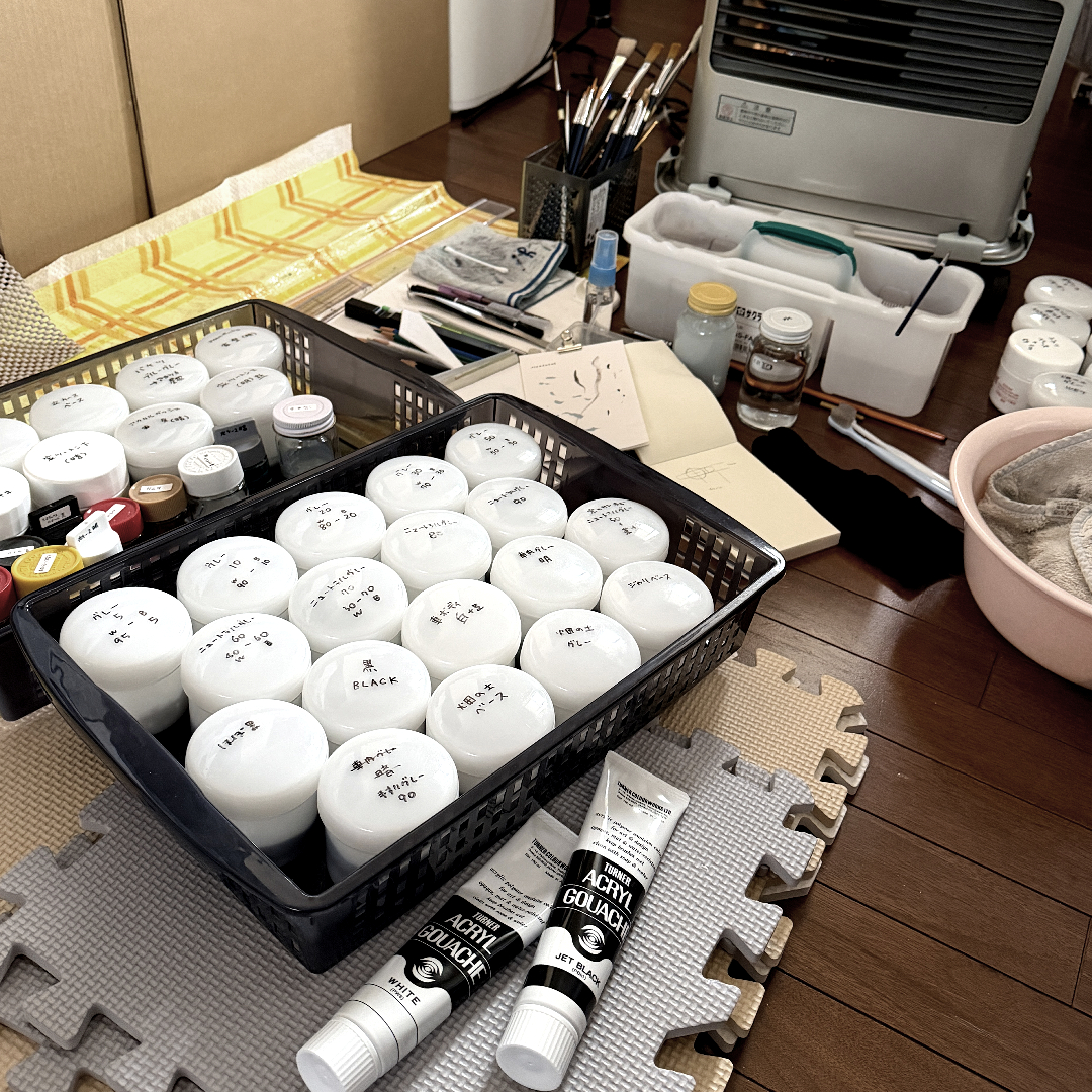 震災15年目の80号アクリル画制作を終えた、前田邦彦の使い込まれた画材